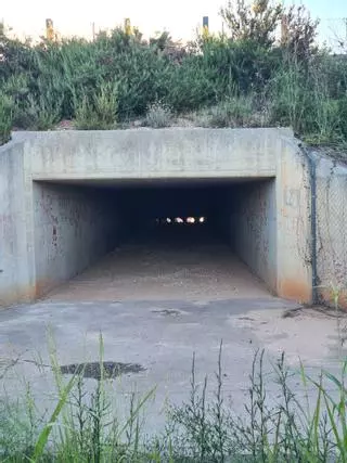 Ecologistes de Benifaió alerta a Adif de la alteración de un desagüe que reduce el drenaje bajo la vía junto a un polígono industrial