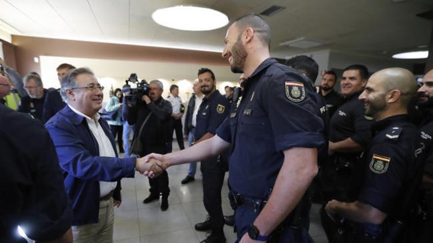 Zoido visita en Girona a policías y guardias civiles desplegados en Cataluña