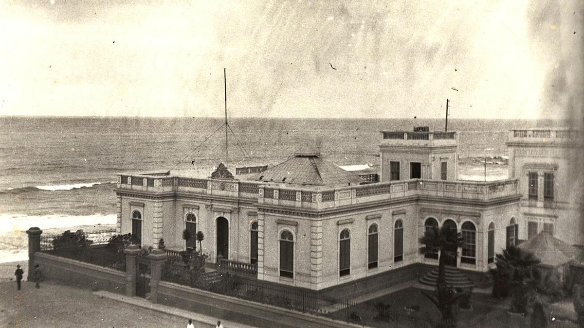Exterior del Club Inglés de Las Palmas de Gran Canaria en la década de 1920. | | FEDAC