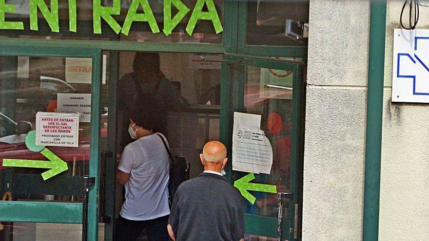 Vecinos en el centro de salud de Bueu.   | // GONZALO NÚÑEZ