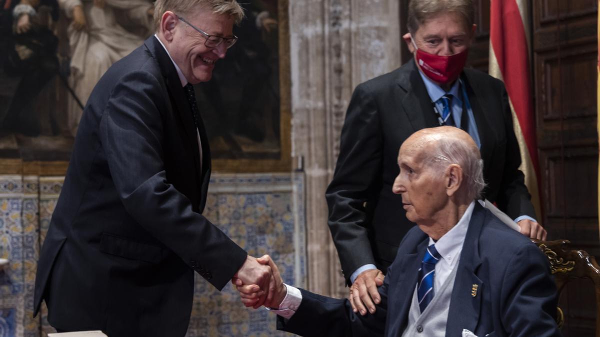 Lectura de las actas de los Premios Jaime I en el Palau de la Generalitat con la presencia de Santiago Grisolía.