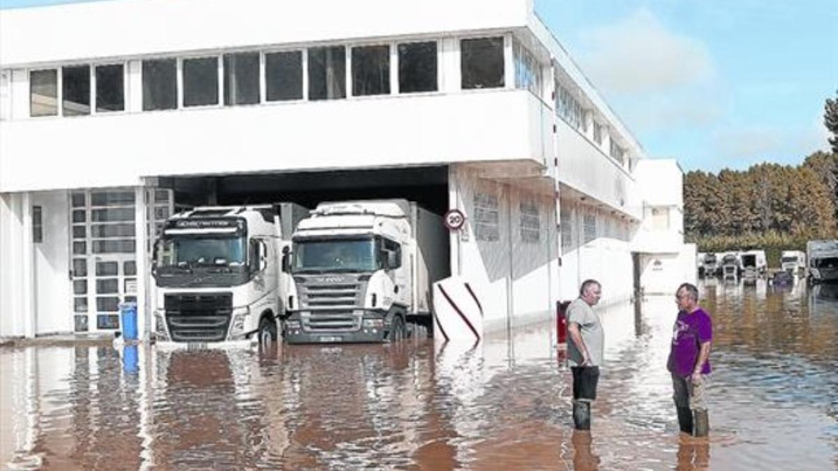 Instalaciones de una empresa cárnica de Riudarenes, con dos personas con el agua por encima de los tobillos, ayer por la mañana.