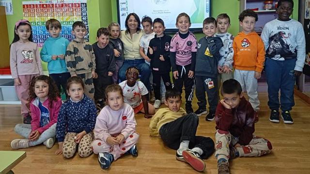 La tenista argentina Paola Suárez, con alumnado de 5 años del colegio Marcelo Gago en el aula. | I. G.