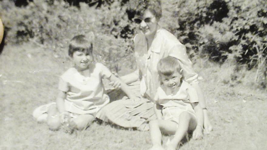 El autor, con su madre y una de sus hermanas.
