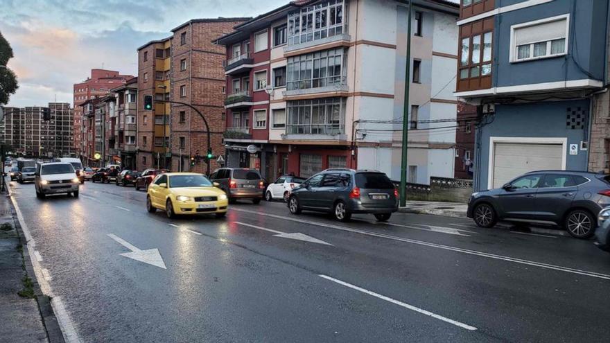 Tráfico en la calle Río San Martín de Avilés.