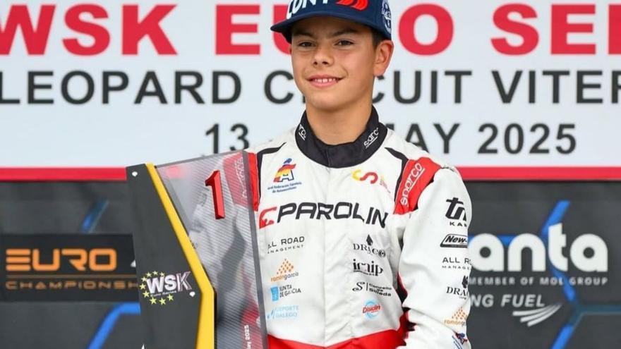 Costoya posa en el podio con su trofeo.