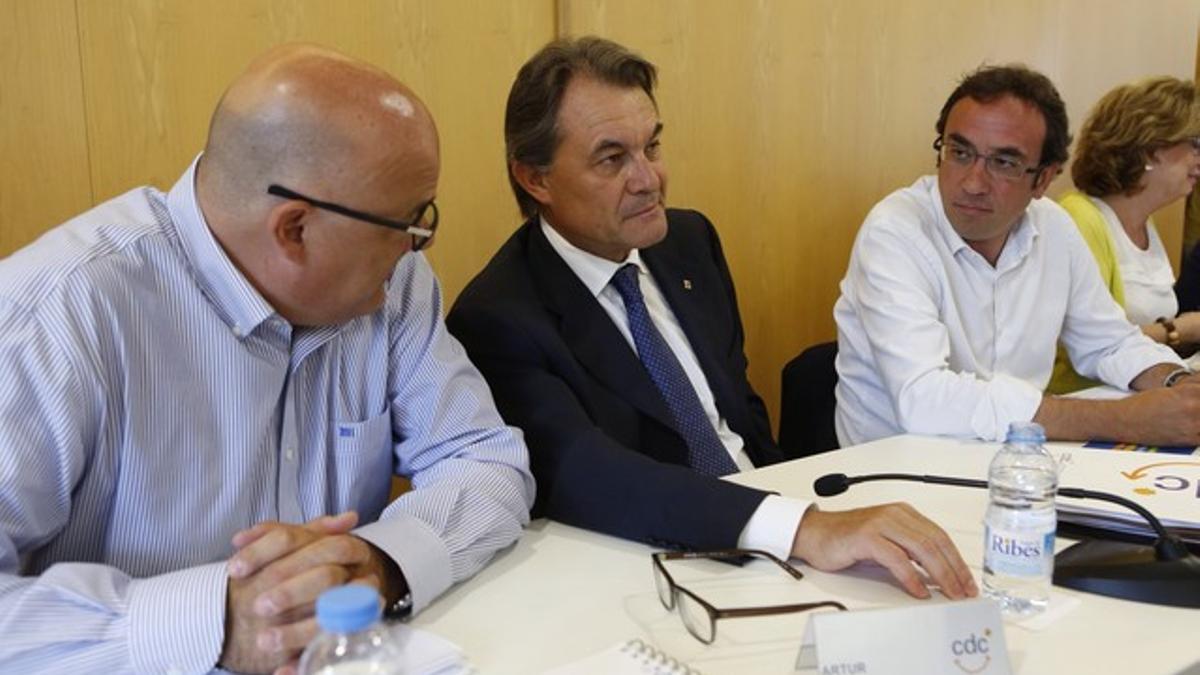 El 'president' Artur Mas, entre Lluís Corominas y Josep Rull, durante la reunión del comité ejecutivo de Convergència este lunes.