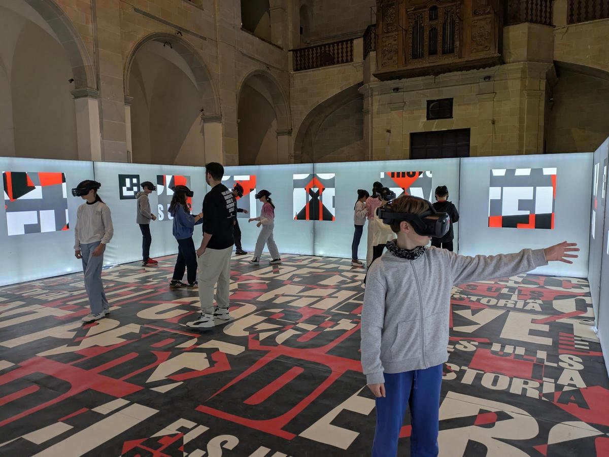 Estudiants banyolins a la sala de realitat virtual del Monestir de Sant Esteve