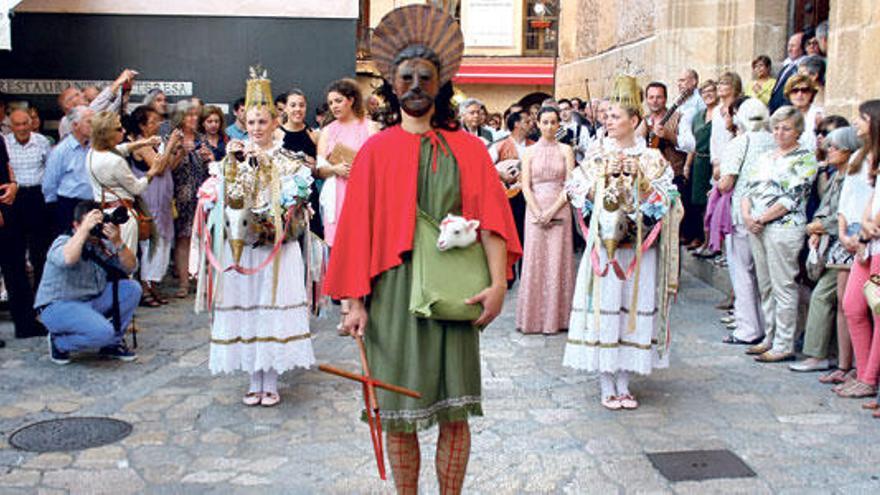 La procesión del Corpus celebrada ayer en Pollença, con las ´Àguiles´ y Sant Joan Pelós como auténticos protagonistas.