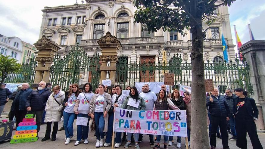 Concentración de familias afectadas ante la Junta General del Principado. | D. O.