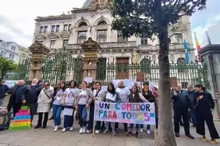 Solventar el conflicto del comedor escolar del colegio José Bernardo de Sama costaría 17.000 euros, calculan las familias