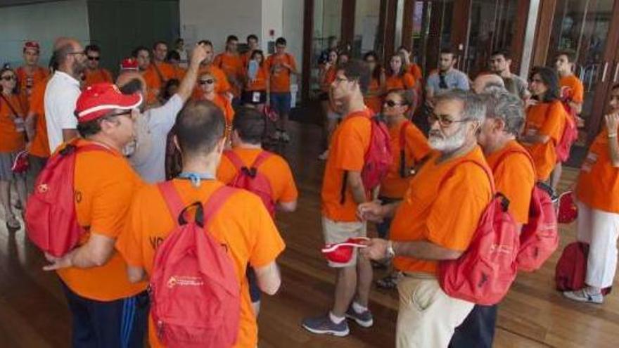 Cerca de 700 jóvenes visitan el sepulcro de santa Teresa