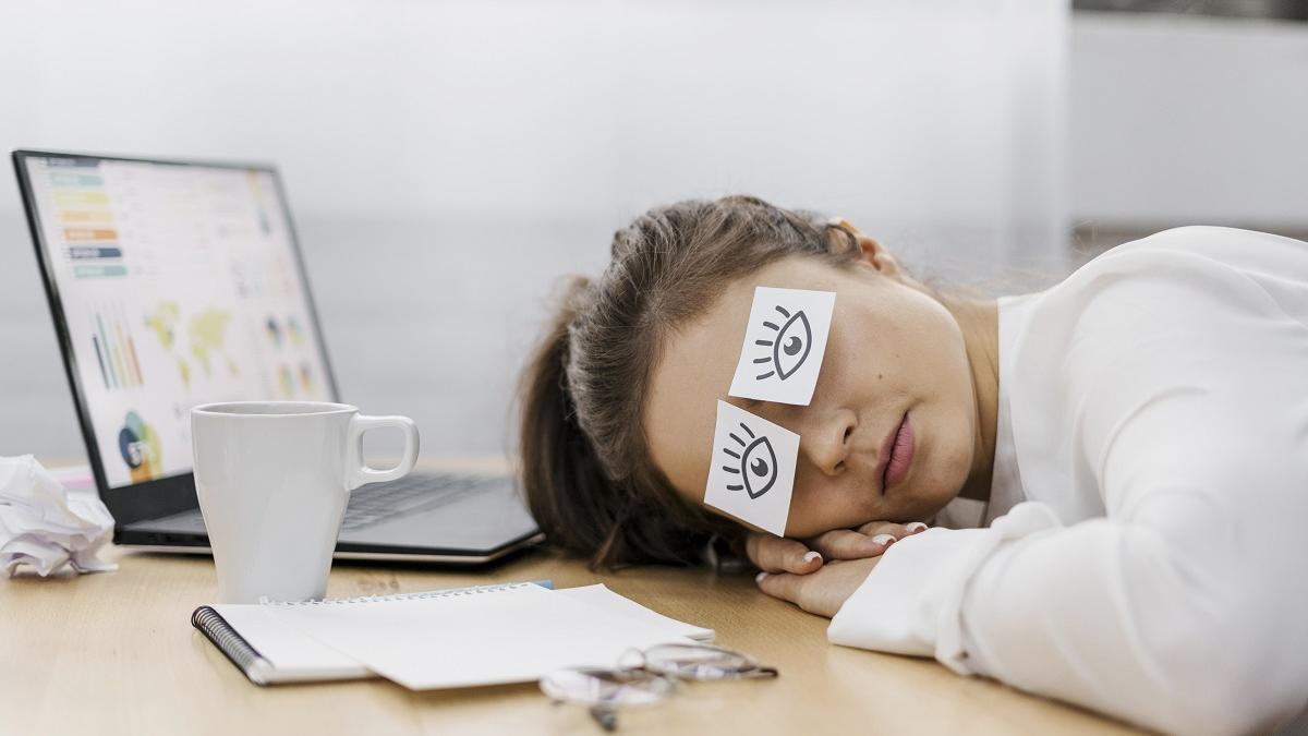 La falta de sueño perjudica el rendimiento laboral y académico.