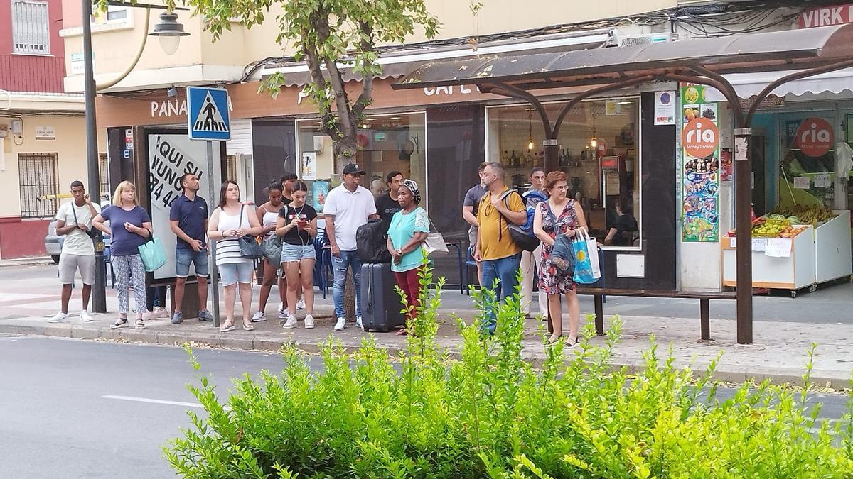 Más de una quincena de personas esperando al bus en Xirivella.