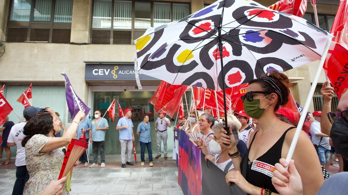 Los delegados de CC OO y UGT ante la sede de la patronal CEV en Alicante.