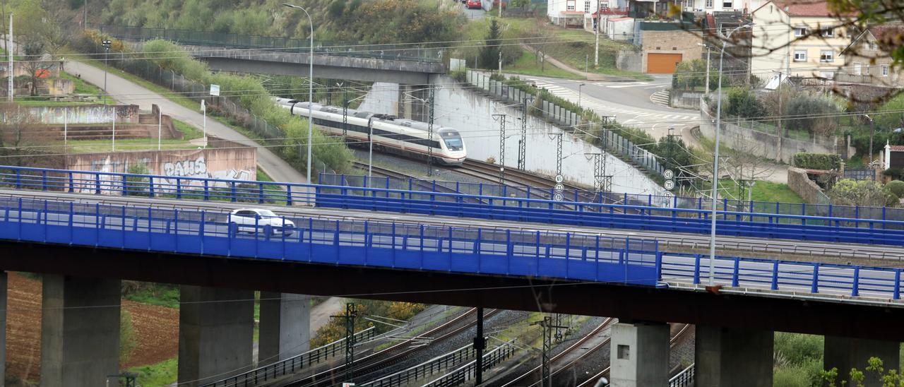 Un tren circula cerca de Angrois.