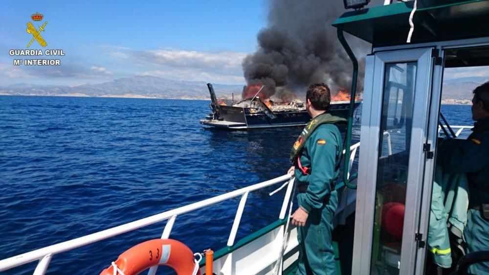 Tres rescatados tras arder y hundirse su yate a dos millas de La Vila