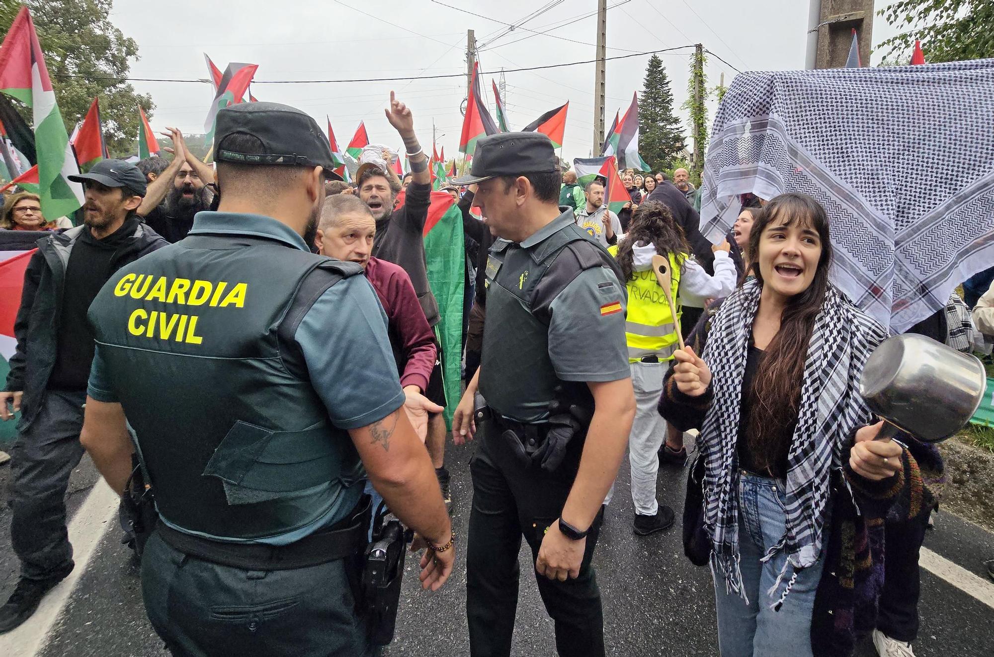 Concentraciones contra el equipo de Israel por el genocidio en Gaza durante el paso de La Vuelta por Pontevedra