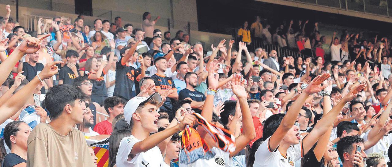 Valencia. Presentacion nuevos fichajes Valencia CF . Mestalla afición