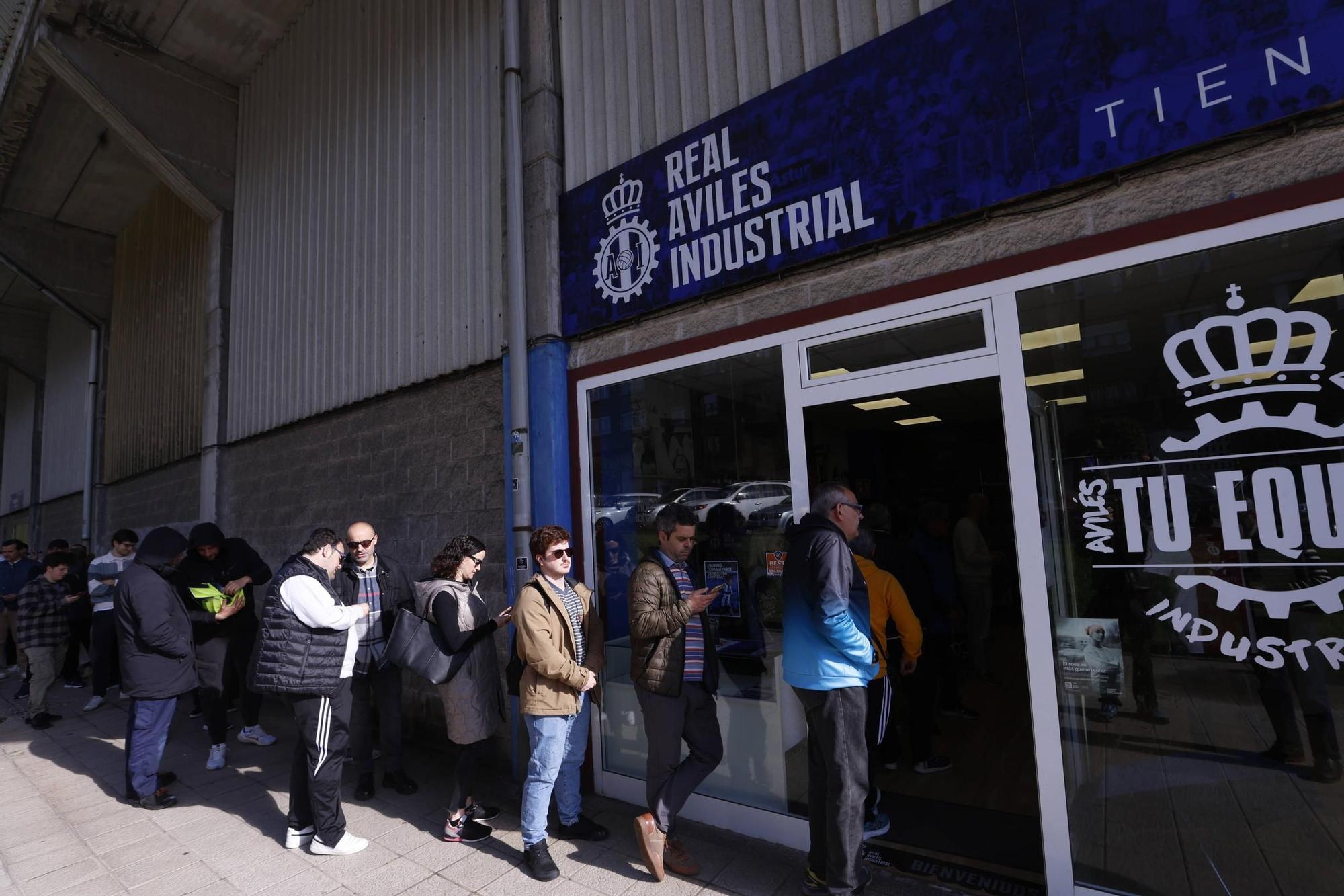 Colas en el Suárez Puerta para el duelo del Avilés frente al Antoniano con el sueño de sueguir adelante en la pelea por el ascenso