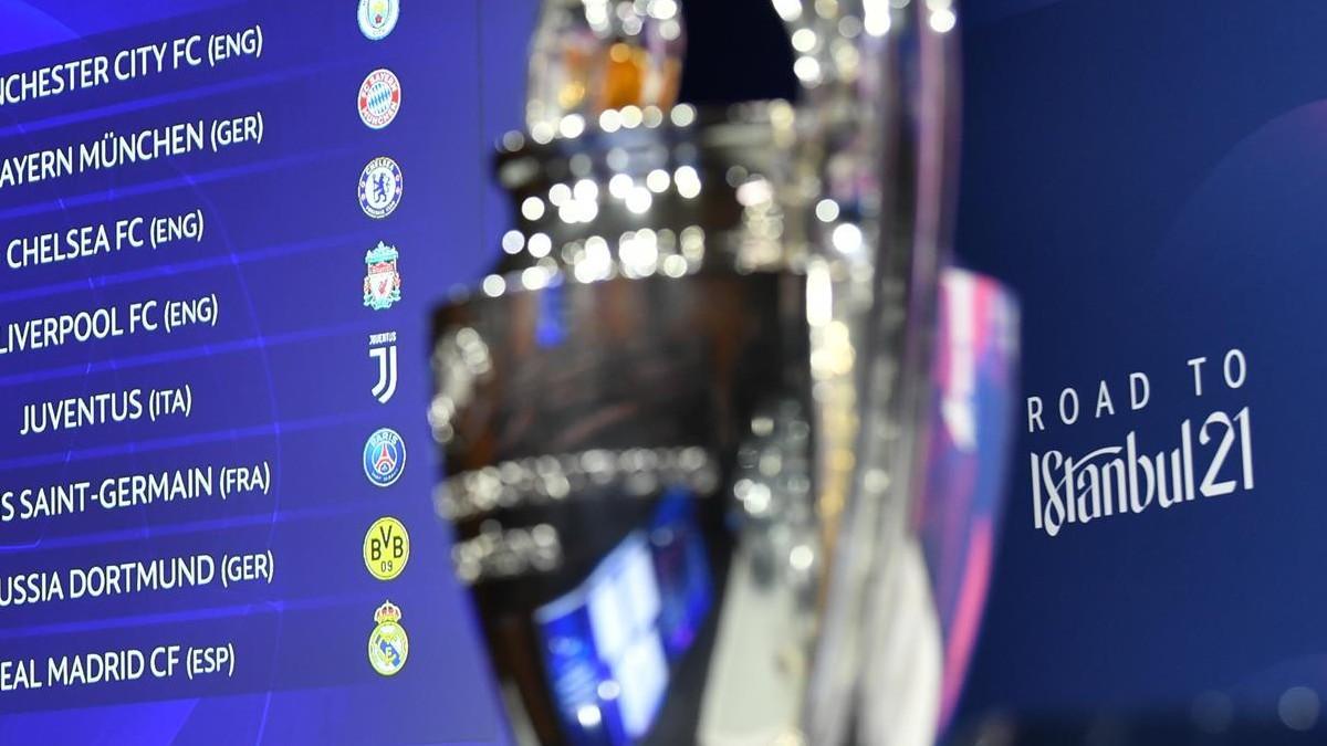 El trofeo de la Champions League junto a los emparejamientos de octavos