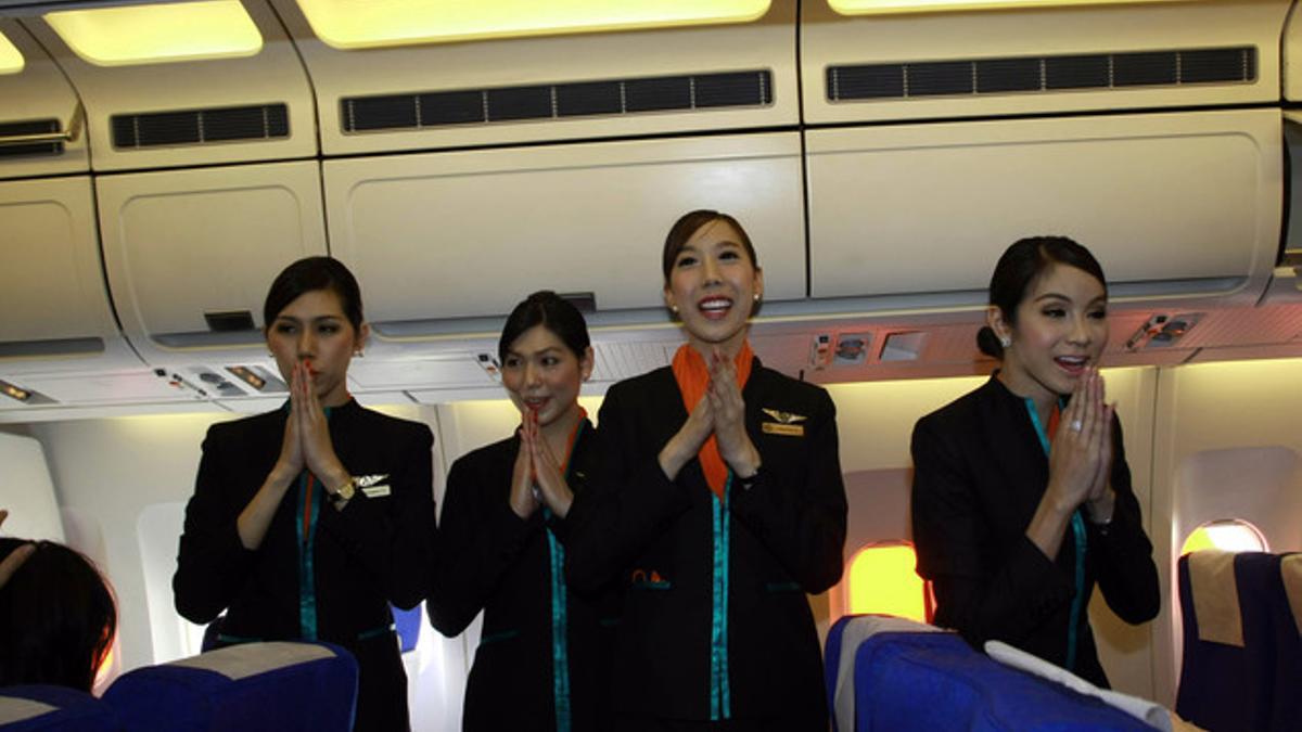 Cuatro azafatas transexuales de Air PC, en su primer vuelo.