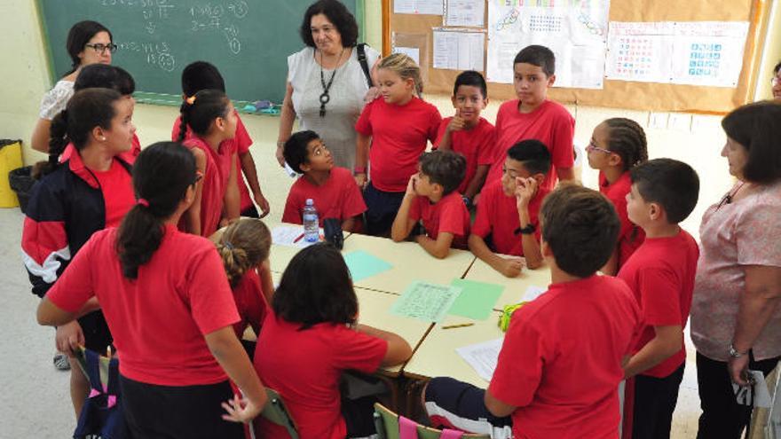 La concejala de Igualdad, Diana Mújica, junto a los alumnos del CEIP Aguadulce en la inauguración del proyecto.