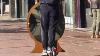 Conducción temeraria en patinete: circula por la calle Sagasta cargando con un gran espejo