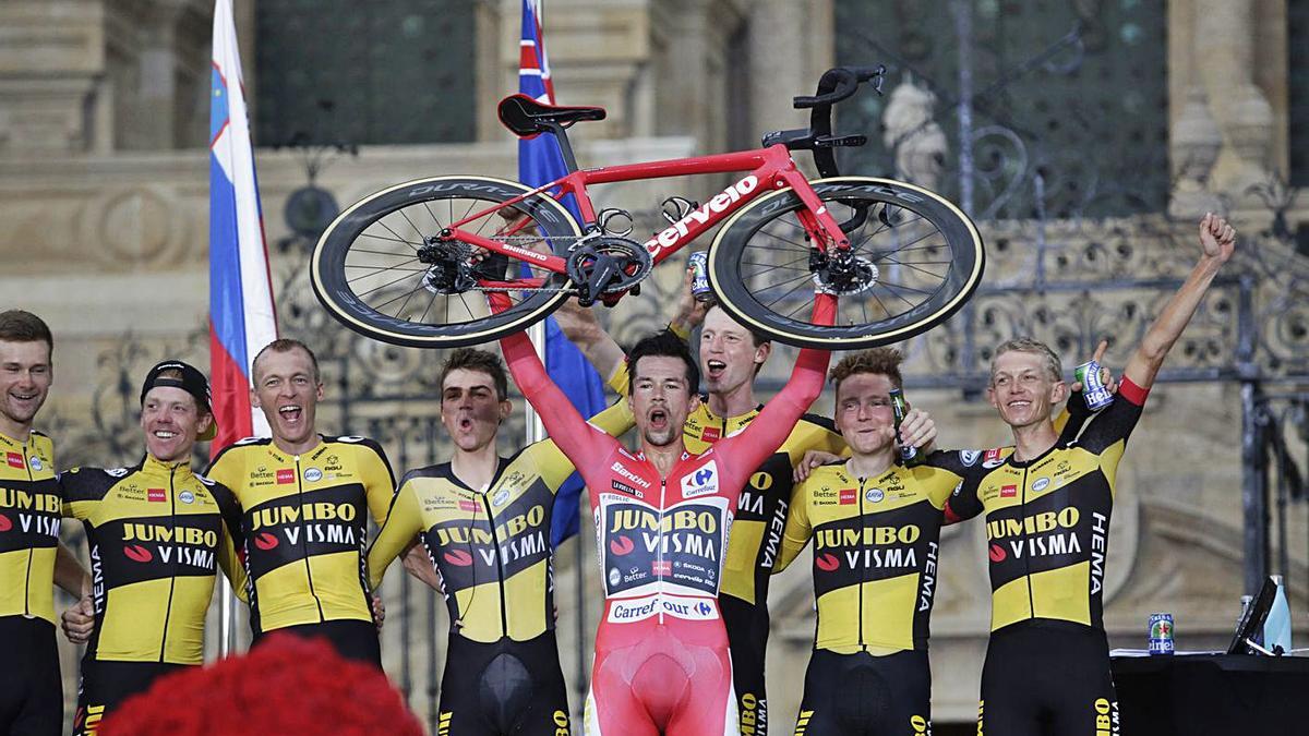 Primoz Roglic celebra el triunfo en la plaza del Obradoiro, anoche.  | REUTERS/MIGUEL VIDAL