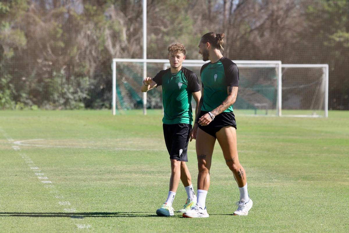 Simo Bouzaidi y Dragisa Gudelj, en el entrenamiento del Córdoba CF en la Ciudad Deportiva, este lunes.
