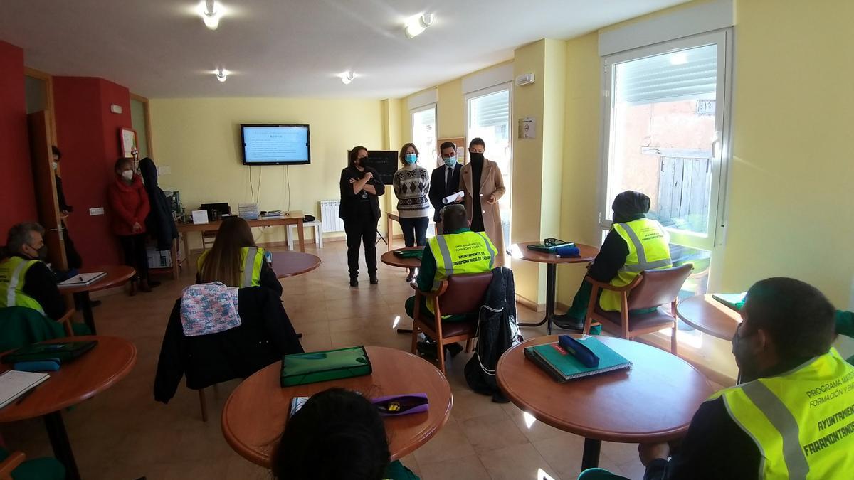 San Damián habla con los 8 alumnos del programa de jardinería de Faramontanos