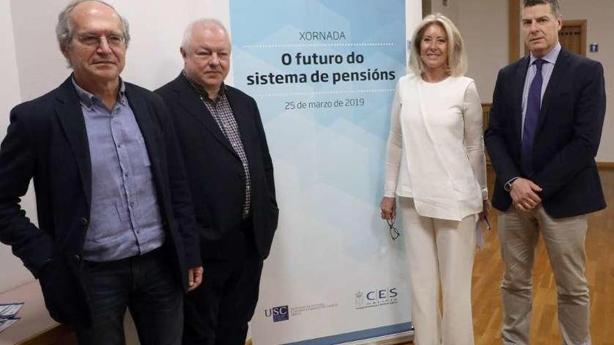 Meixide, De la Fuente, Porro y Miguel Vázquez Taín, ayer, en el CES, en Santiago. // Xoán Álvarez