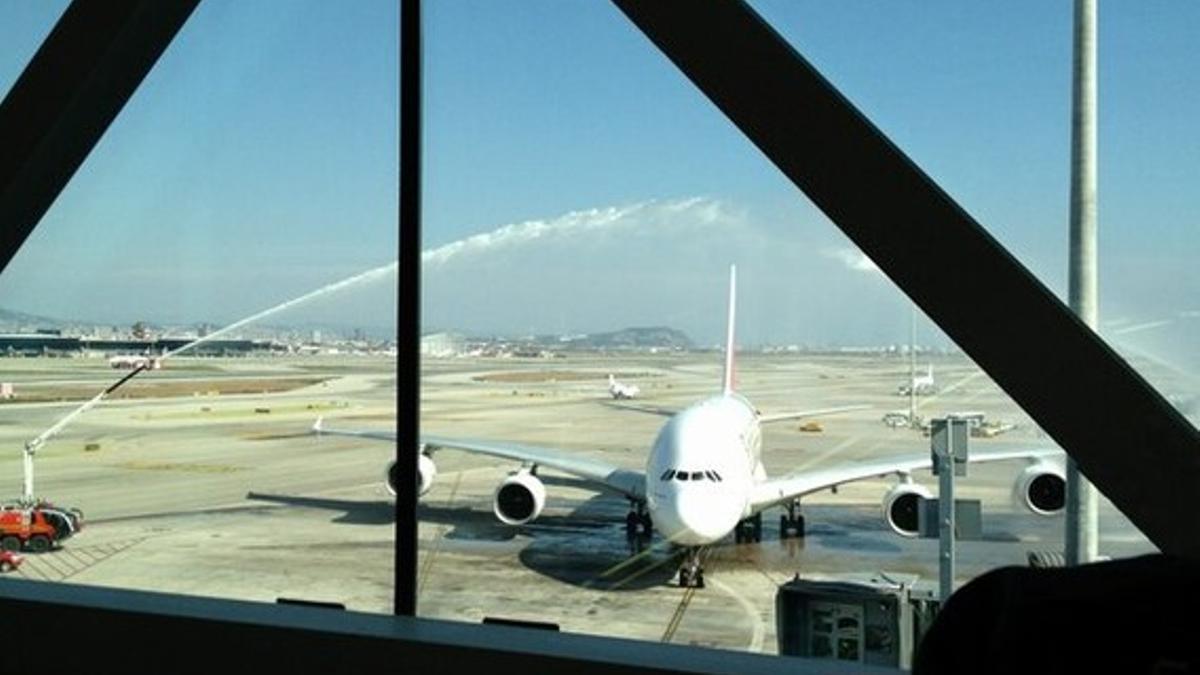 Los bomberos 'bautizan' el A-380 que ha llegado a El Prat esta mañana.