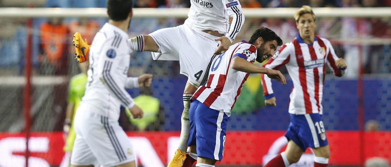 El defensa del Real Madrid, Sergio Ramos, peleando un balón aéreo durante un partido.
