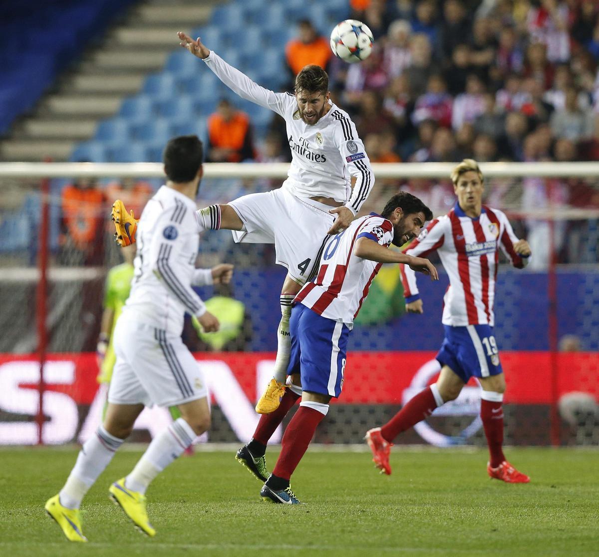 El defensa del Real Madrid, Sergio Ramos, peleando un balón aéreo durante un partido.