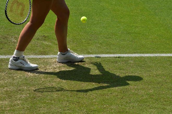 Kiki Bertens, de Holanda, sirve a Yulia Putintseva de Kazajstán durante su segunda ronda de mujeres en el torneo internacional de tenis ATP Nature valley en Eastbourne, sur de Inglaterra.