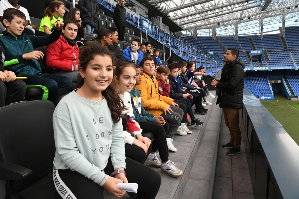 Los estudiantes han realizado un recorrido por los rincones del estadio de Riazor - Han conocido a los jugadores Martí Vilà, del Fabril, y Silvia y Cris, del Dépor Abanca