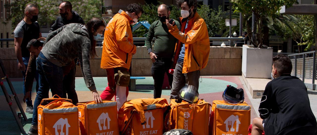 El grupo de trabajadores que se ha concentrado en Alicante