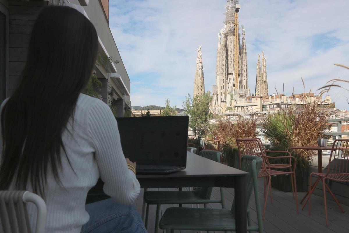 Барселона привлекает цифровых кочевников и вызывает споры