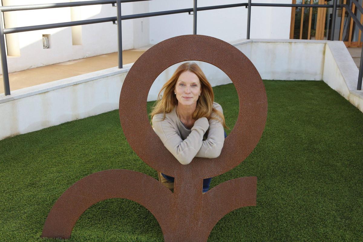 Esther Schweins hinter dem Logo der Zerebralparese-Stiftung Aspace, für die sie sich engagiert.