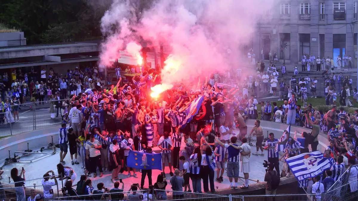 Éxtasis en Cuatro Caminos tras el ascenso del Deportivo a Primera: "¡A Coruña entera se va de borrachera!"