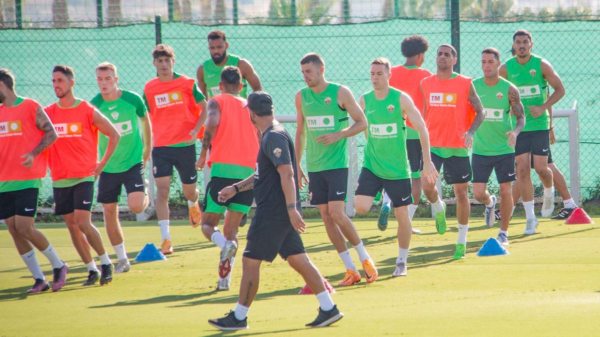 Los jugadores del Elche, durante un entrenamiento de pretemporada