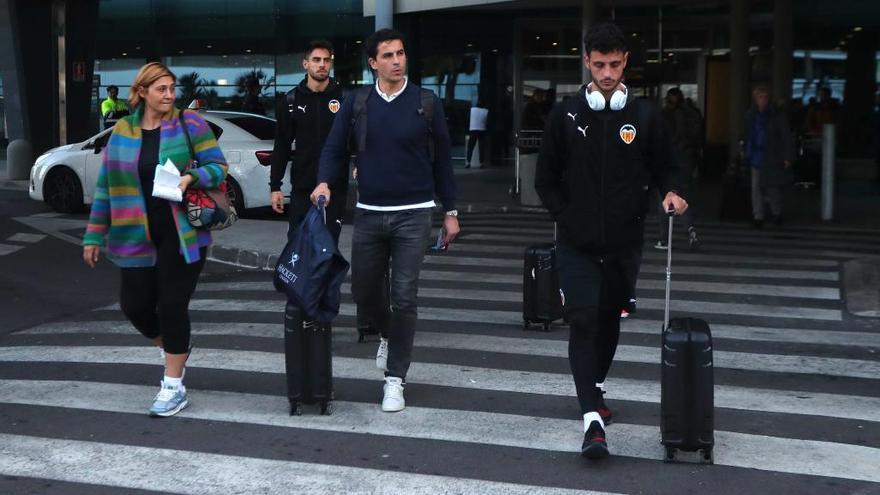 Jorge López y Esquerdo salen del aeropuerto.