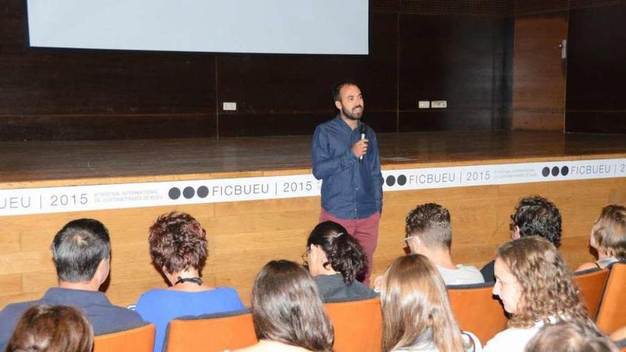 Álvaro Gago presentó ayer su corto &quot;Curricán&quot; al público presente en el Centro Social do Mar. // G. Núñez