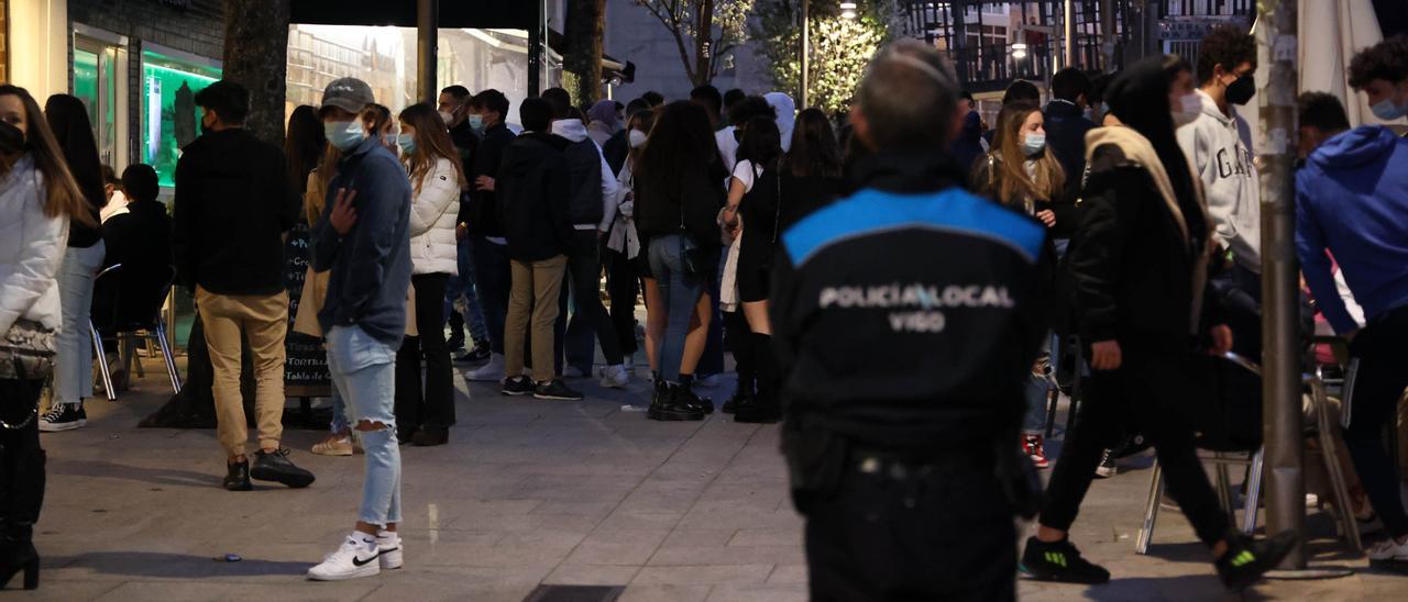 Control de policía en Teófilo Llorente tras la reapertura de bares en Vigo en la desescalada