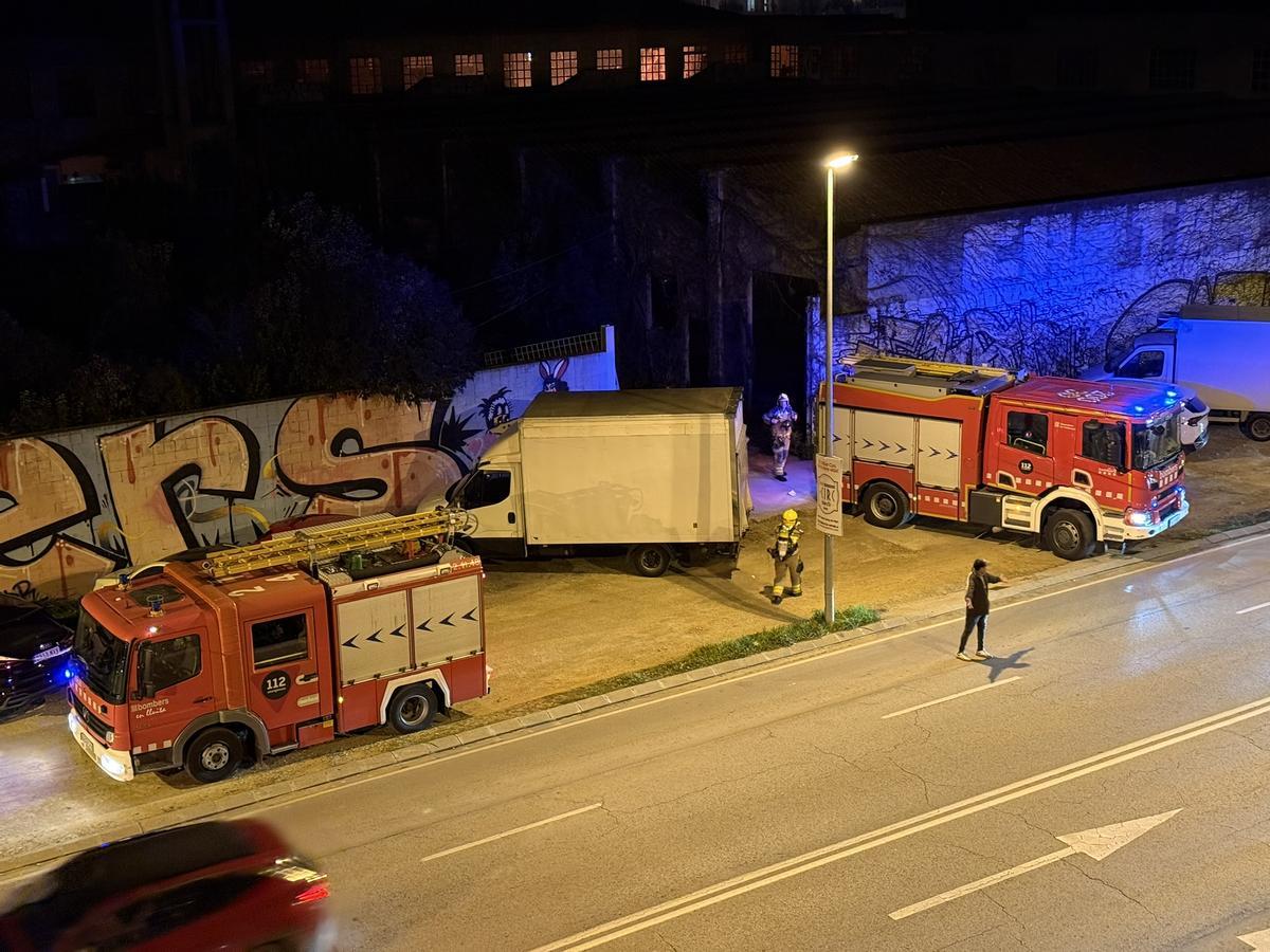 Els Bombers actuant en un dels incendis a una nau.