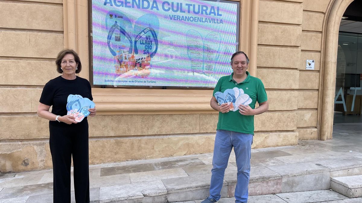 Reyes Ugalde y Alejandro Vega durante la presentación de la agenda del verano