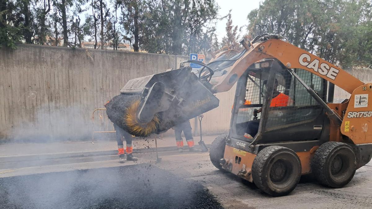 La tongada d'asfaltatges arriba al carrer de Sant Antoni Maria Claret de Manresa