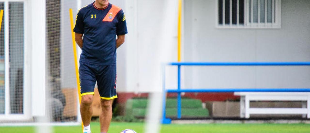 El técnico de la UD Quique Setién, ayer, reflexivo, en Barranco Seco, junto a un balón, durante la sesión.