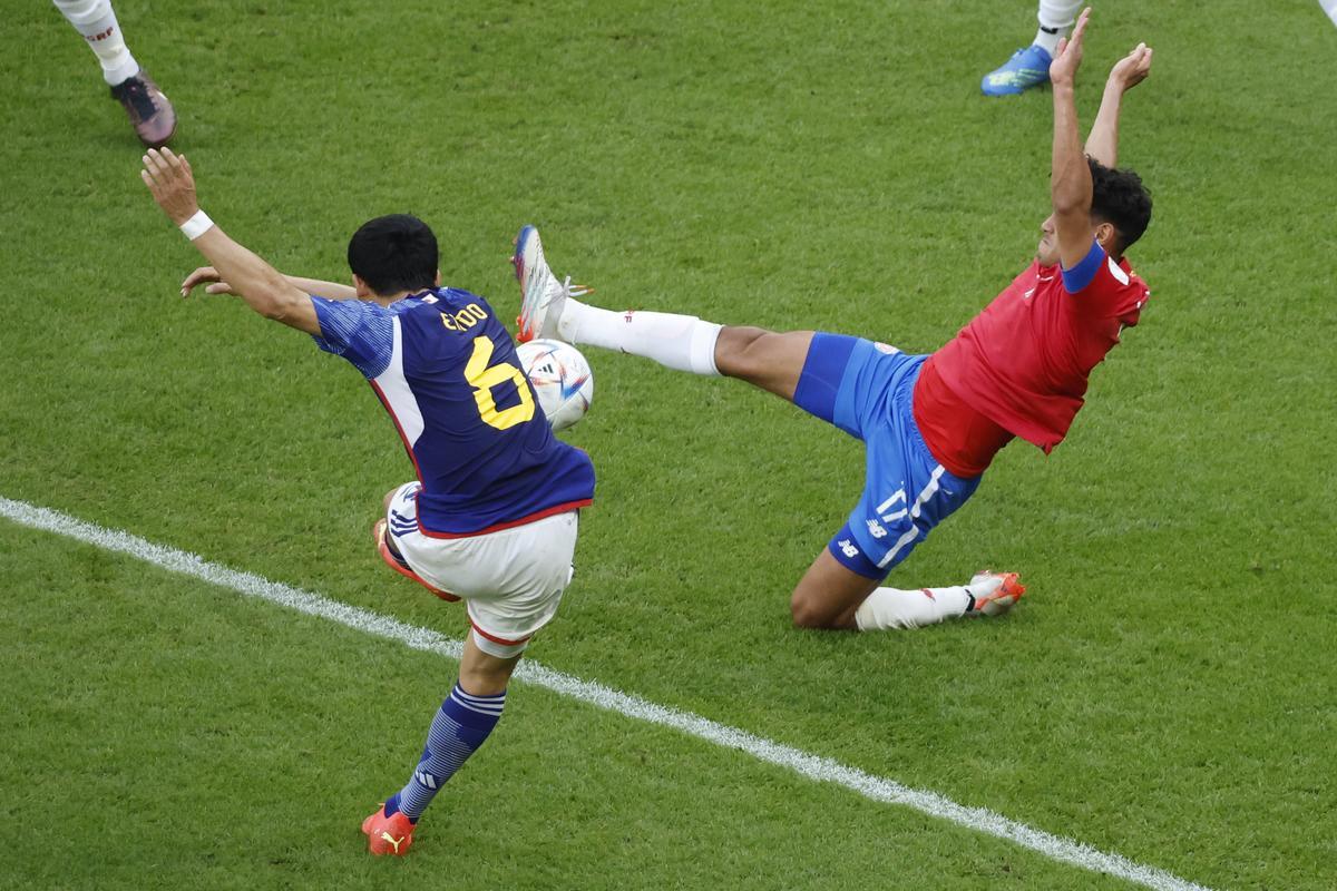 GR7056. RAYÁN (CATAR), 27/11/2022.- Wataru Endo (i) de Japón disputa un balón con Ao Tanaka de Costa Rica  hoy, en un partido de la fase de grupos del Mundial de Fútbol Qatar 2022 entre Japón y Costa Rica en el estadio Áhmad Bin Ali en Rayán (Catar). EFE/ JJ Guillén